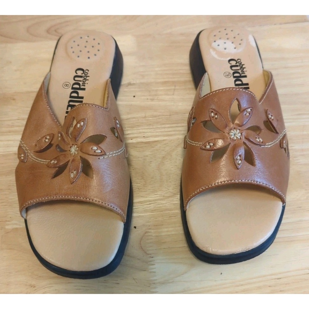 cobbie cuddlers womens sandals 7.5 Tan Floral Cutout Flat Slides Casual Comfort